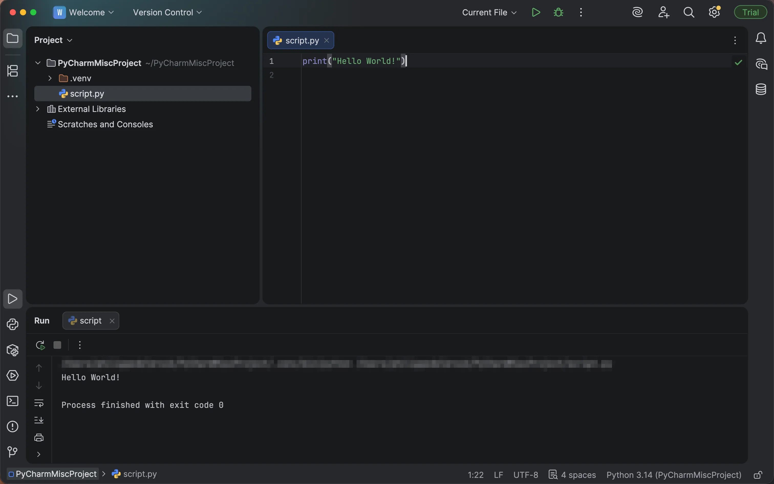 PyCharm 2025.3 auf dem Mac: links das Projekt mit .venv und script.py, unten die Ausgabe Hello World, oben rechts das Etikett Trial