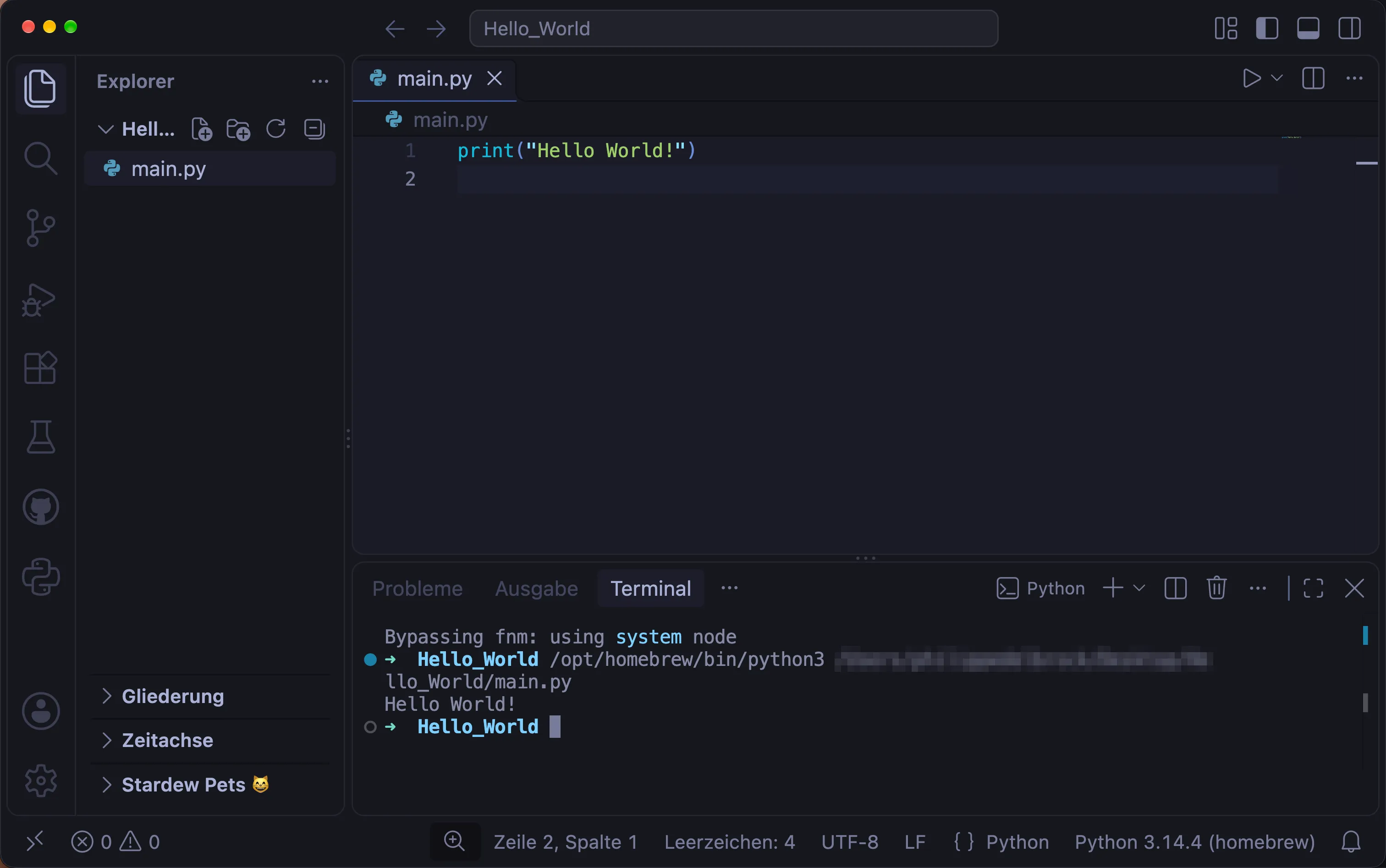 VS Code auf Deutsch: im Editor main.py, unten im Terminal die Ausgabe Hello World, in der Statusleiste Python 3.14.4